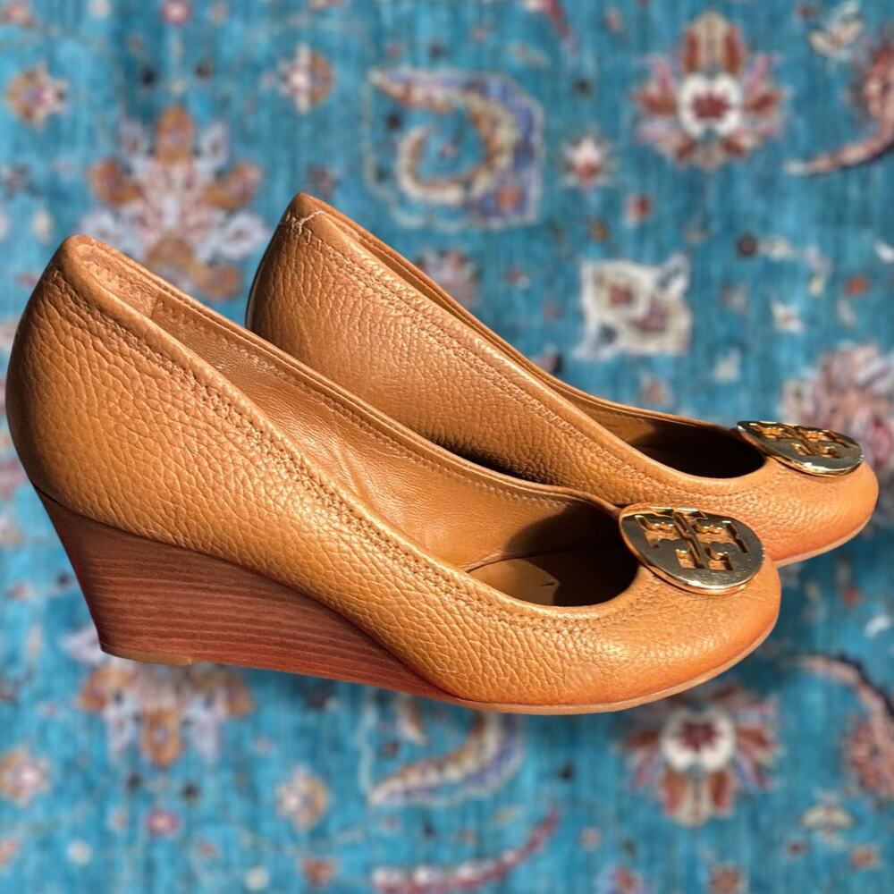 Size 8 TORY BURCH Royal Tan Sally Tumbled Leather Wedge Shoes Gold Tone Logo EUC